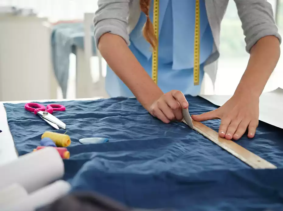 Measuring and cutting a woven fabrics for sample making